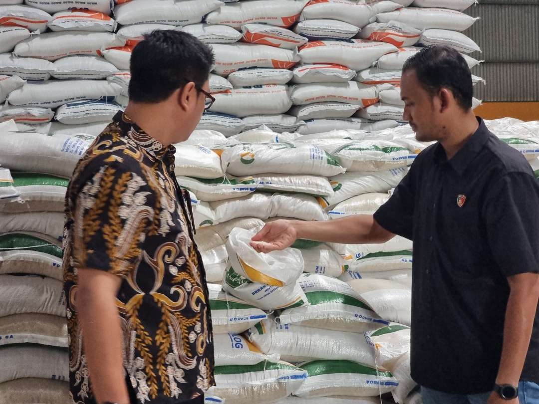 Kanit Tipidter Polres Jember bersama Kabulog Jember saat mengecek stok beras di Gudang Bulog (Foto: Rusdi/Ngopibareng.id)