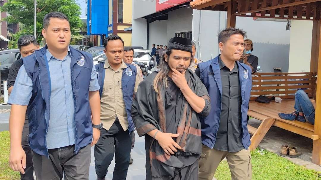 Gus Samsudin diamankan aparat Subdit Siber Ditreskrimsus Polda Jatim, Kamis 29 Februari 2024. (Foto: Fariz Yarbo/Ngopibareng.id)