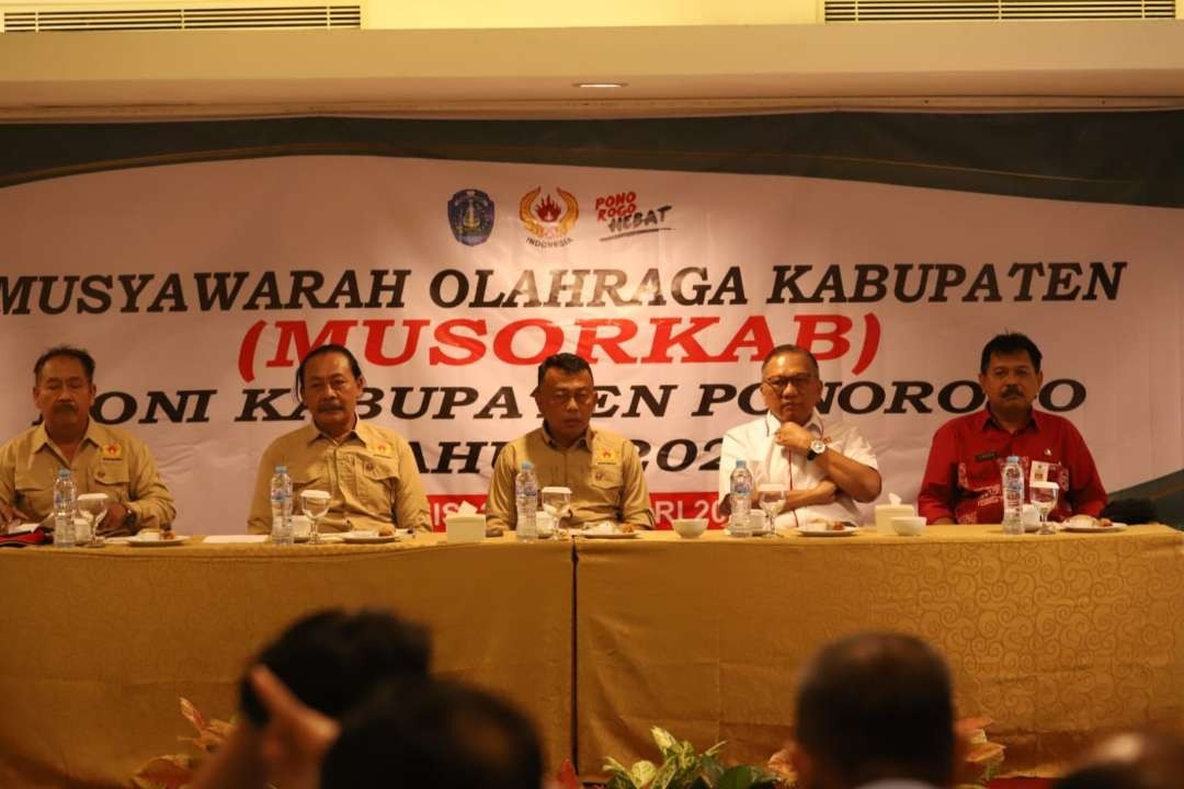 Bupati Ponorogo Sugiri Sancoko dan Ketua KONI Ponorogo, Sugiri Heru Sangoko, dalam Musyawarah Olahraga Kabupaten (Musorkab) KONI Ponorogo di ballroom Hotel Amaris, Kamis 29 Februari 2024.(Foto: dok. Kominfo)