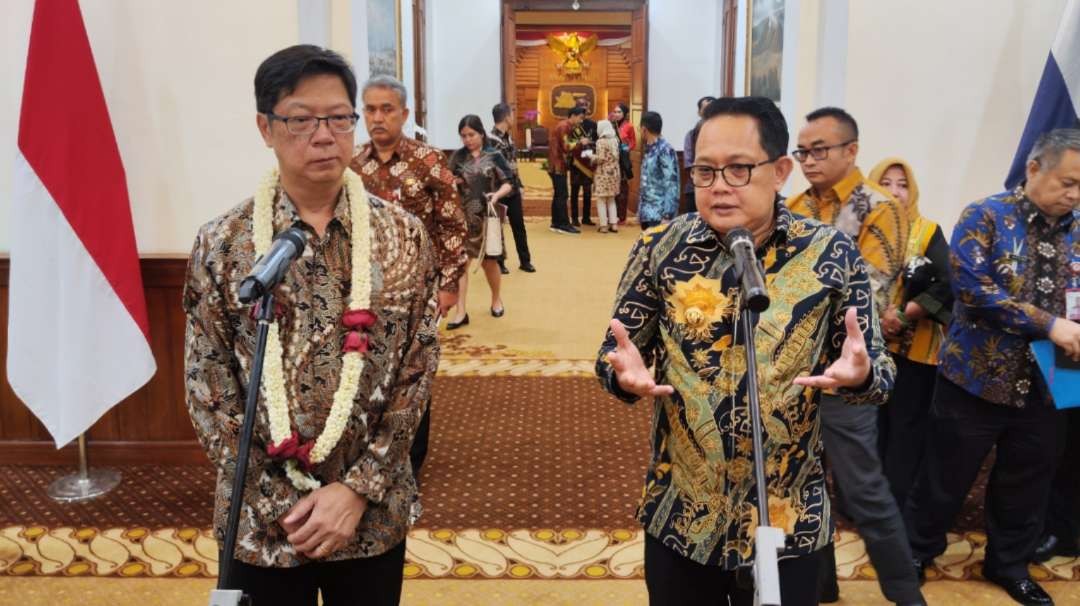 Pj Gubernur Jatim, Adhy Karyono (kanan) bersama Dubes Thailand Prapan Disyatat di Gedung Negara Grahadi, Surabaya, Jumat 1 Maret 2024. (Foto: Fariz Yarbo/Ngopibareng.id)