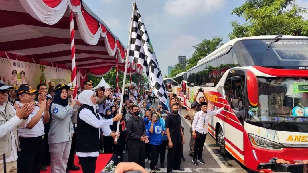 Gubernur Jatim, Khofifah Indar Parawansa saat melepas keberangkatan peserta mudik gratis di depan Kantor Dishub Jatim, Surabaya, Rabu 18 April 2023. (Foto: Fariz Yarbo/Ngopibareng.id)