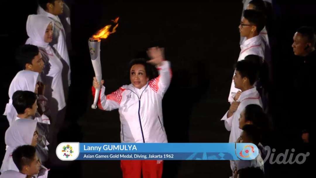 Lanny Gumulya turut menjadi pembawa obor Asian Games ke-18 di Jakarta pada 2018, di Gelora Bung Karno (GBK). (Foto: Tangkapan layar vidio)