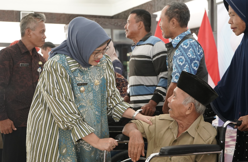 Pemerintah Kabupaten Lumajang membagikan bantuan sosial berupa kursi roda bagi penyandang disabilitas lansia, sebanyak 150 unit. (Foto: Kominfo Lumajang)