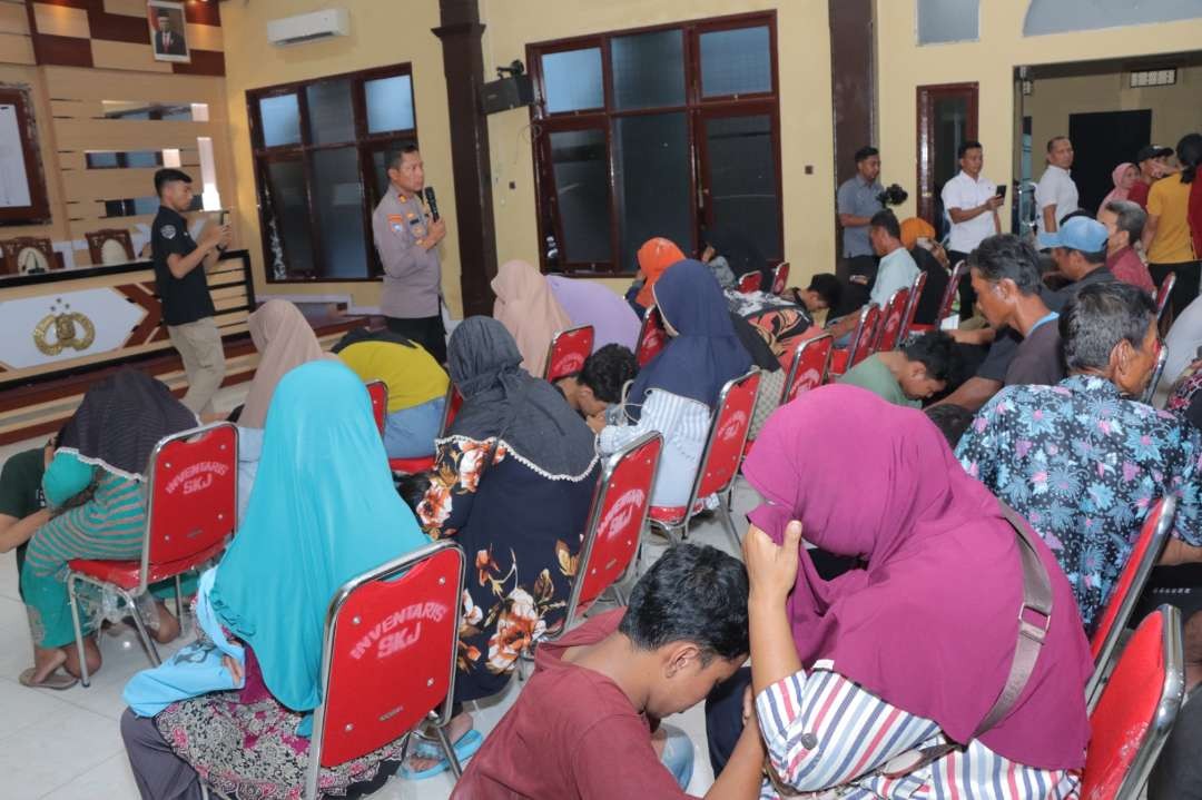 Ratusan oknum anggota perguruan silat sebelum dipulangkan dari Mapolres sungkem dan meminta maaf kepada orang tua. (Foto: Imron Rosidi/Ngopibareng.id)