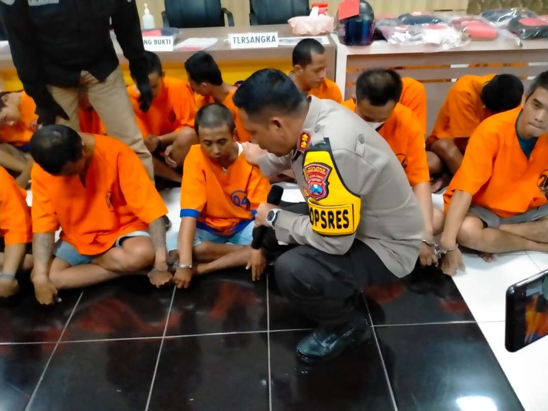 Kapolres Probolinggo Kota, AKBP Wadi Sa'bani menginterogasi SBR. (Foto: Ikhsan Mahmudi/Ngopibateng.id)