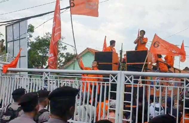 Aksi demo di depan kantor KPUD Sidoarjo saat pleno perhitungan suara pada Jumat 1 Maret 2024. (Foto : Aini/Ngopibareng.id)