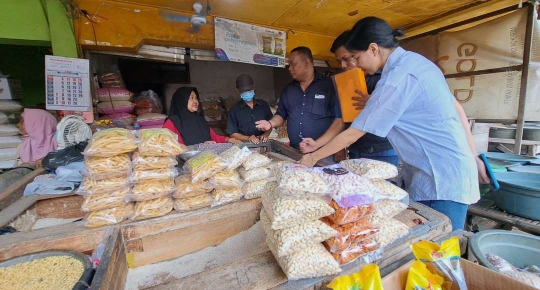 Satgas Pangan Polres Mojokerto sidak pasar tradisional.(Foto: Deni Lukmantara/Ngopibareng)