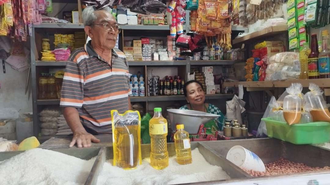 Salah satu pedagang di Pasar Blambangan, Banyuwangi, Jawa Timur. (Foto: Muh Hujaini/Ngopibareng.id)