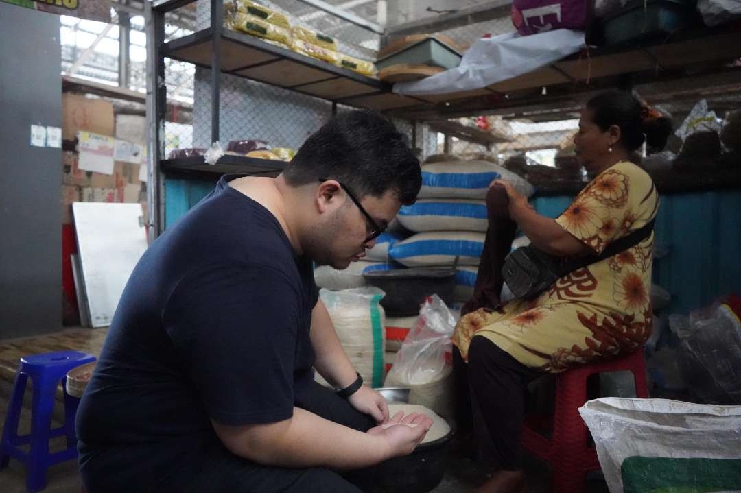 Tekan Laju Inflasi Jelang Idul Fitri, Pemkab Kediri gencar operasi pasar murah secara merata, pada Jumat 1 Maret 2024. (Foto: Fendhy Lesmana/Ngopibareng.id)