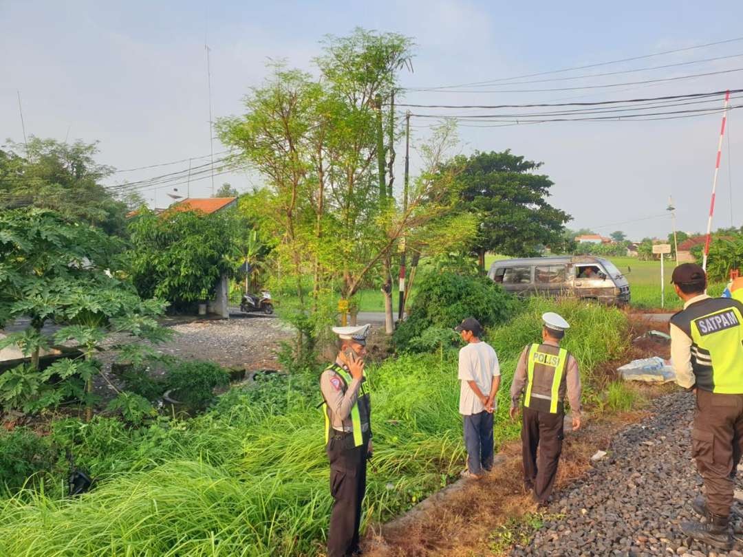 Petugas Satlantas Polres Lamongan saat di lokasi kejadian kecelakaan (Foto: Istimewa)