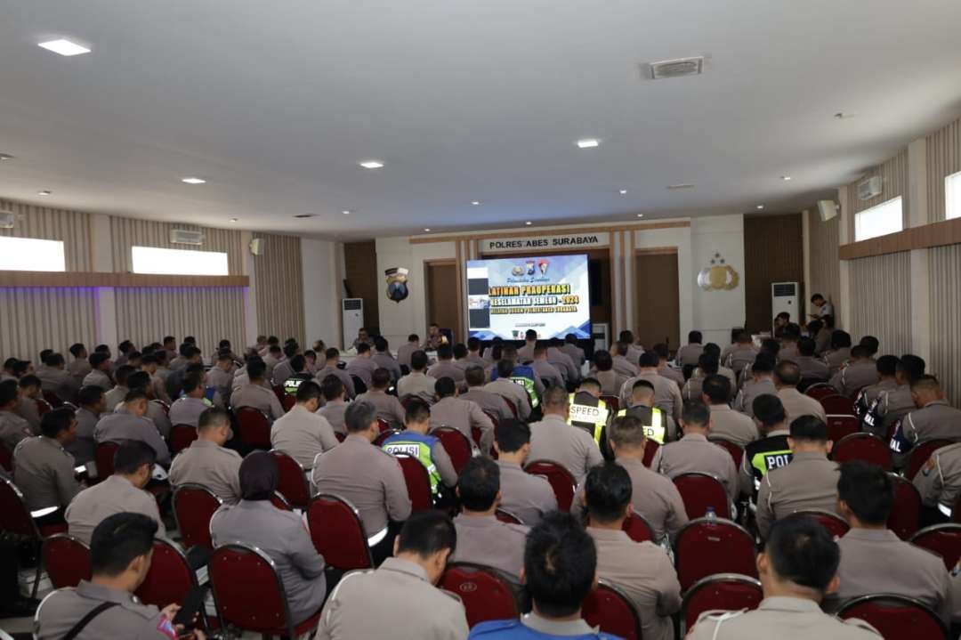 Ratusan personel Polrestabes Surabaya yang mengikuti persiapan Operasi Keselamatan Semeru, menjelang bulan suci Ramadan. (Foto: Humas Polrestabes Surabaya)