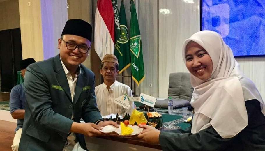 Ketua PW IPNU Jatim M Fakhrul Irfansyah danKetua PW IPPNU Jatim Aisyah Nur Afifah, pada acara Megengan Akbar di Aula KH. Bisri Syansuri Gedung PWNU Jawa Timur Surabaya, Jumat (1 Maret) malam. (Foto: IPNU jatim)