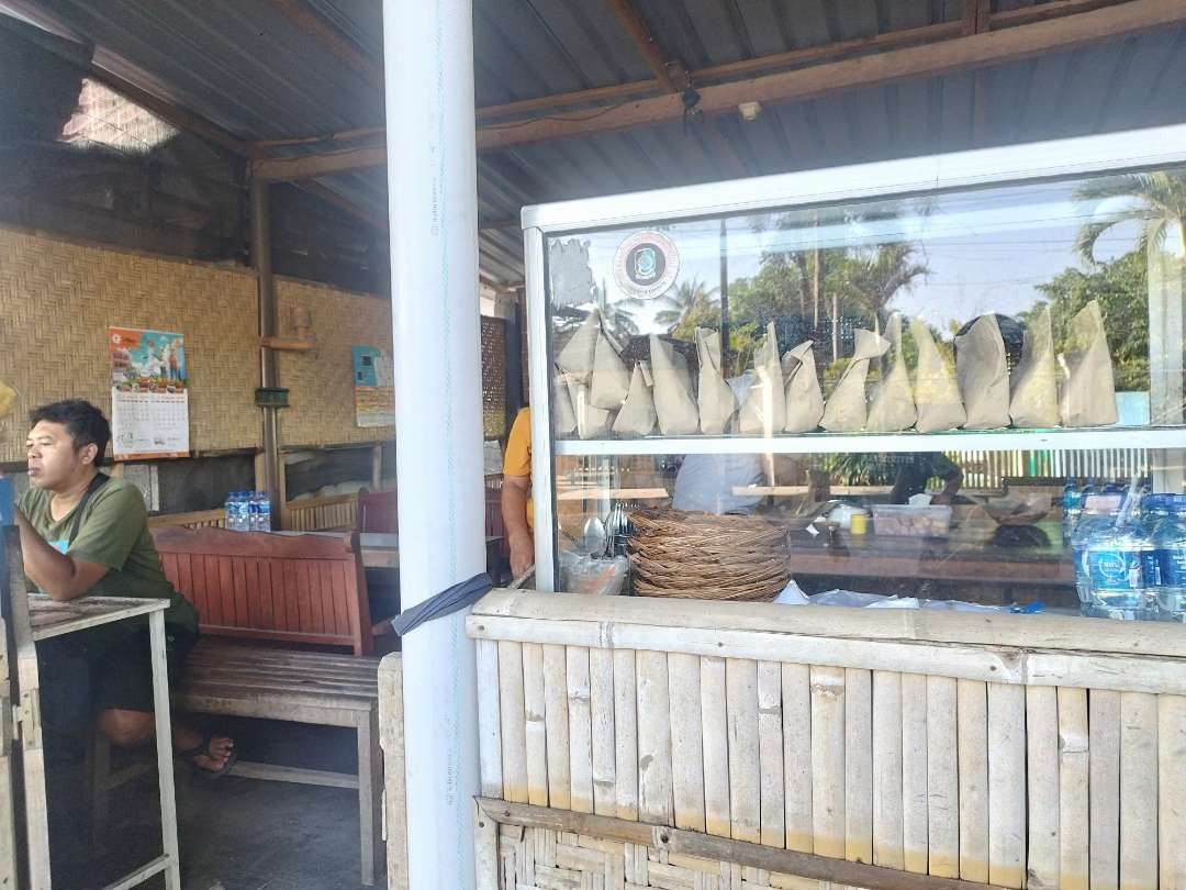 Warung nasi bungkus milik Rojikin di wilayah Kelurahan/Kecamatan Giri, Banyuwangi (foto: istimewa)