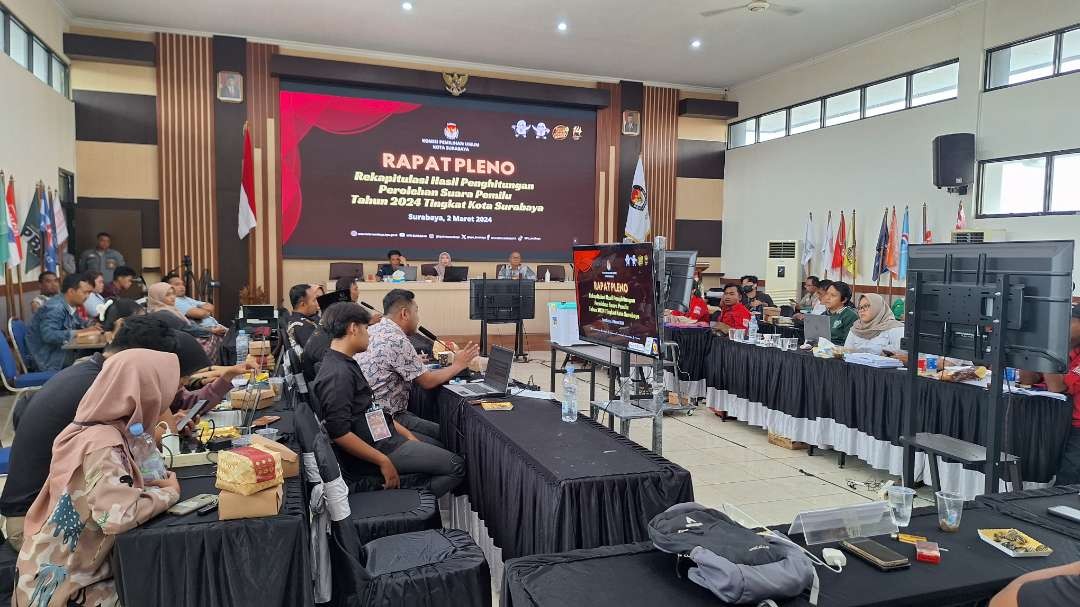 Suasana rapat pleno rekapitulasi suara tingkat kota Kecamatan Gunung Anyar, Sabtu 2 Maret 2024. (Foto: Julianus Palermo/Ngopibareng.id)