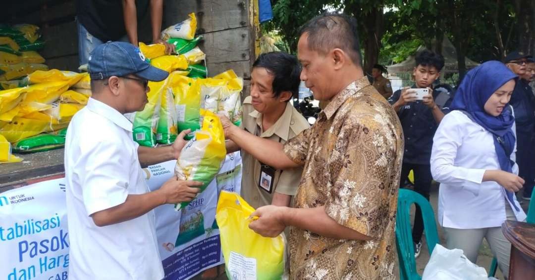 Beras Bulog dijual pasar murah di Probolinggo, Jawa Timur. (Foto: Ikhsan Mahmudi/Ngopibareng.id)