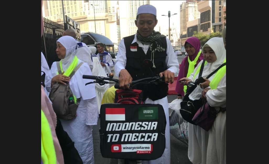 Winaryo Sutaryo dari Tanjung Balai Karimun, Kepulauan Riau, gowes sepeda ontel sampai Mekkah, bertemu Ngopibareng.id ibadah umrah. Ia melintas depan hotel Grand Al Masya Jalan Al Jiat Kota Mekkah, Sabtu 2 Maret 2024. (Foto: Choirul Anam/Ngopibareng.id)