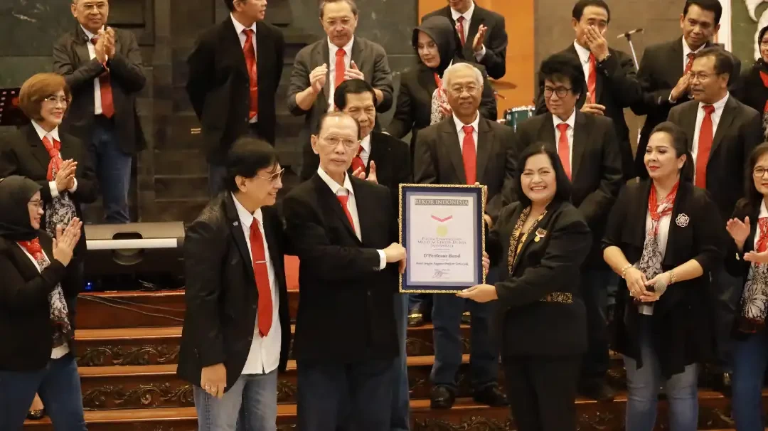 D'Professor, baru saja memecahkan rekor Museum Rekor Dunia Indonesia (MURI) sebagai band dengan anggota guru besar terbanyak, yaitu 41 orang. (Foto: Dok Unair)