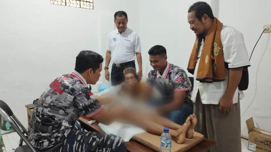 Salah seorang anak sedang dikhitan oleh petugas dari Klinik Lanal Banyuwangi (foto:Muh Hujaini/Ngopibareng.id)