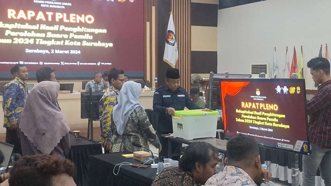 Suasana pembukaan berkas perolehan suara yang dikirimkan PPK Bulak, saat hendak dibacakan saat rapat pleno tingkat kota, Sabtu 2 Maret 2024. (Foto: Julianus Palermo/Ngopibareng.id)