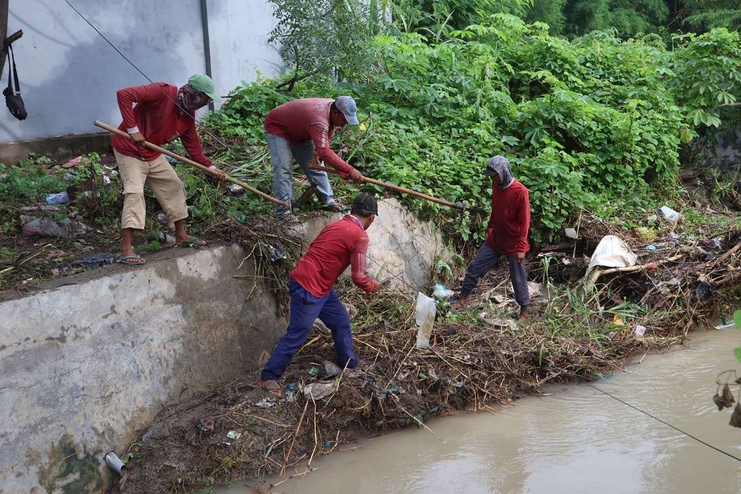 Potret petugas melakukan normalisasi saluran untuk mencegah terjadinya banjir. (Foto: Humas Pemkot Surabaya)