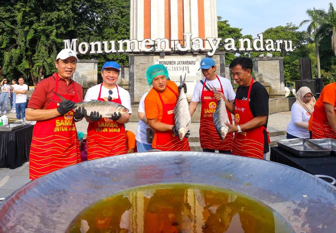 Masak 1000 porsi bandeng di depan monumen Jayandaru Alun-alun Sidoarjo (foto : Aini/Ngopibareng.id)