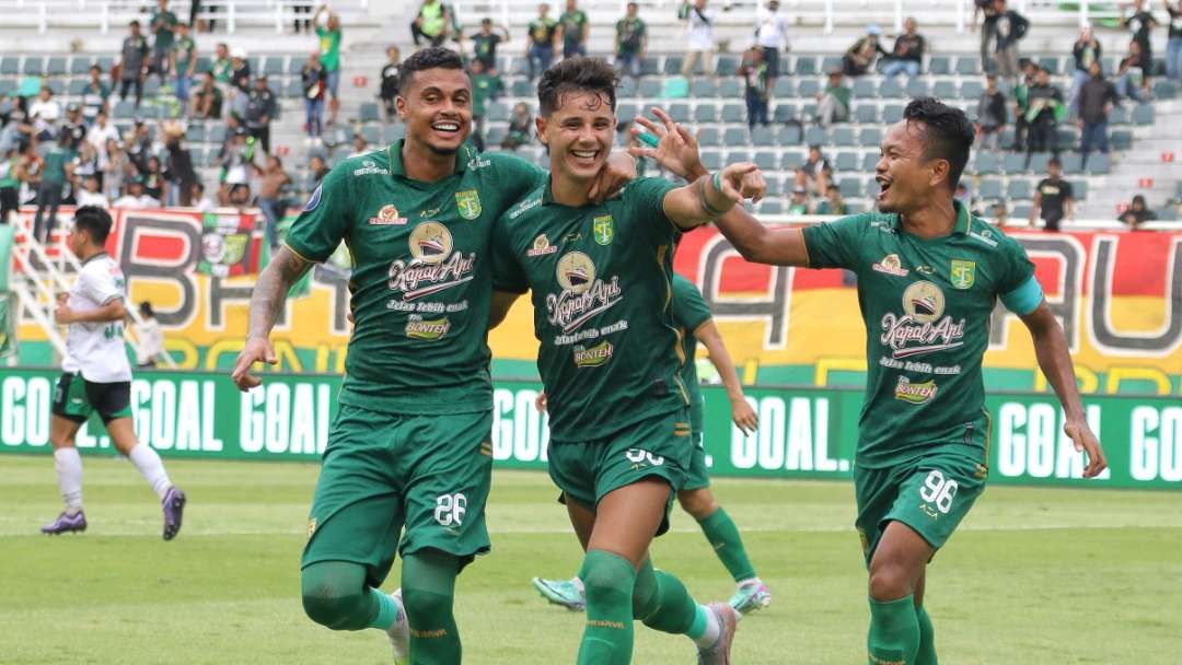 Pemain Persebaya, Bruno Moreira (tengah) merayakan golnya saat melawan PSS Sleman di Stadion Gelora Bung Tomo, Surabaya, Minggu 3 Maret 2024. (Foto: Fariz Yarbo/Ngopibareng.id)