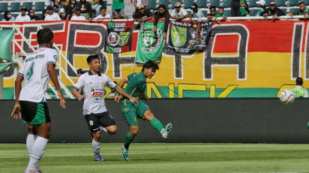 Pemain Persebaya, M Iqbal melepaskan tembakan jarak jauh yang menjadi gol di detik ke-13 babak pertama melawan PSS di Stadion Gelora Bung Tomo, Surabaya, Minggu 3 Maret 2024. (Foto: Fariz Yarbo/Ngopibareng.id)