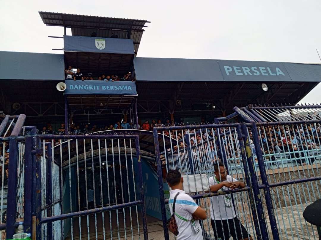 Pagar besi pembatas antara tribun dan lapangan rumput(Foto :Imron Rosidi/ngopibareng.id)