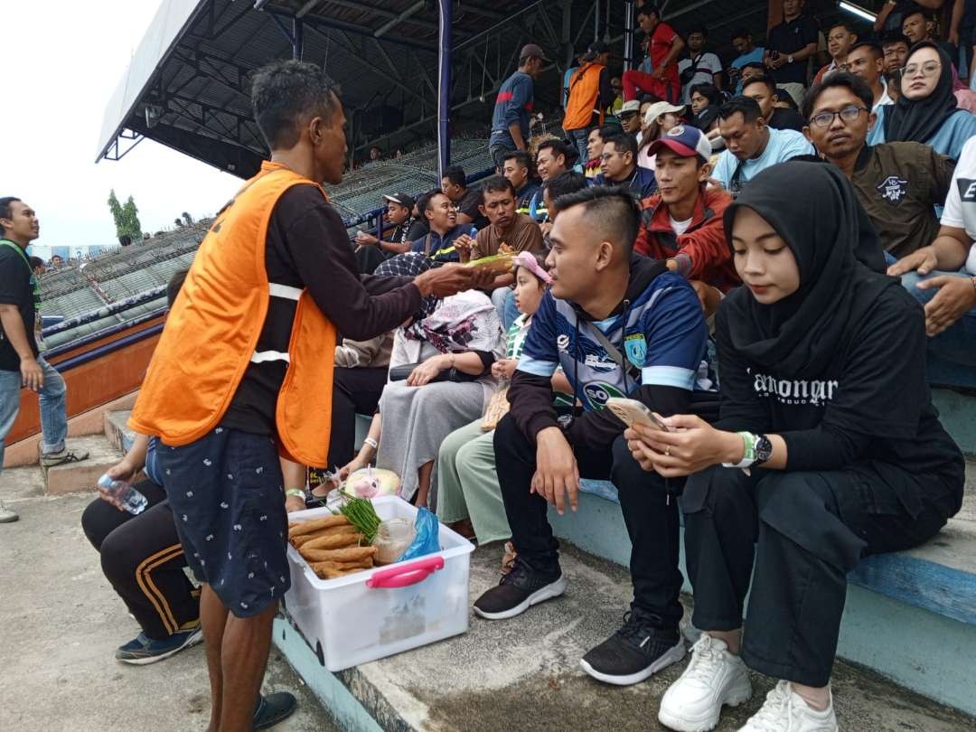 Penjual lumpia, jajanan khas diStadion Surajaya Lamongan (Foto : Imron Rosidi/ngopibareng.idi)
