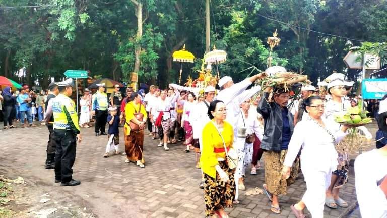 Ribuan umat Hindu menggelar upacara Melasti di Pantai Watu Pecak, Desa Selok Awar-Awar, Kecamatan Pasirian, Kabupaten Lumajang, Minggu 3 Maret 2024.(Foto: humas polres Lumajang)