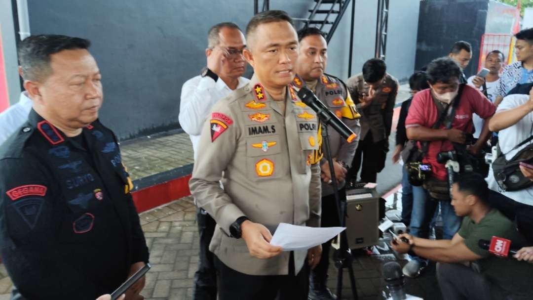 Kapolda Jatim, Irjen Pol Imam Sugianto usai meninjau lokasi kejadian ledakan di Mako Brimob Polda Jatim, Surabaya, Senin 4 Maret 2024. (Foto: Fariz Yarbo/Ngopibareng.id)