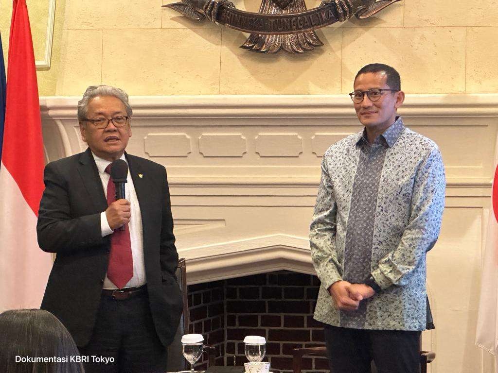 Dubes RI untuk Jepang Heri Akhmadi mendampingi Menparekraf RI Sandiaga Salahuddin Uno dalam pertemuan dengan perwakilan diaspora Indonesia di Wisma Duta, Tokyo, pada Senin, 4 Maret 2024. (Foto: Dok KBRI Tokyo)