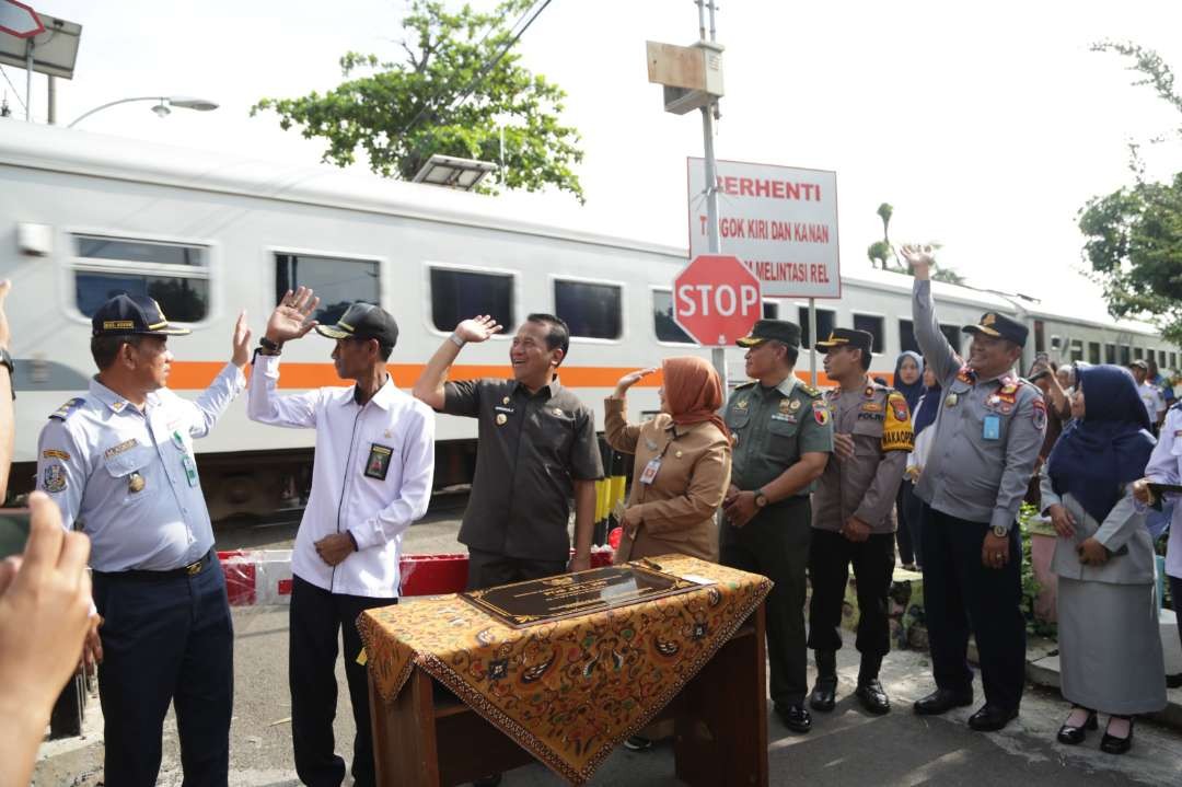 Pj Walikota Probolinggo, Nurkholis saat meresmikan palang pintu perlintasan kereta api di Jalan Flamboyan. (Foto: Dinas Kominfo)