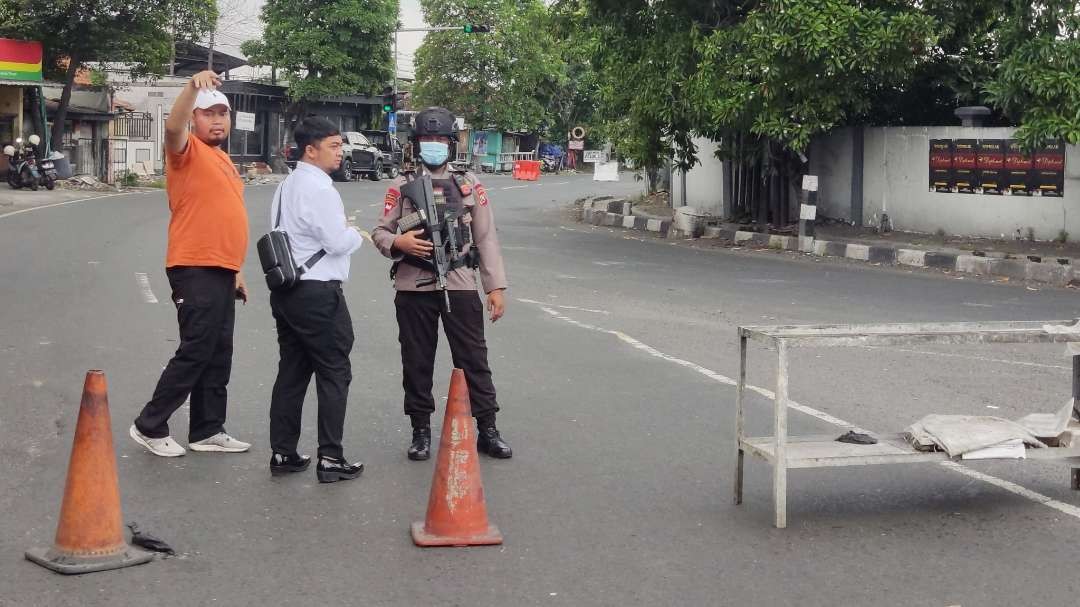 Aparat kepolisian berjaga di Jalan Gresik, Surabaya, Senin 4 Maret 2024. (Foto: Fariz Yarbo/Ngopibareng.id)