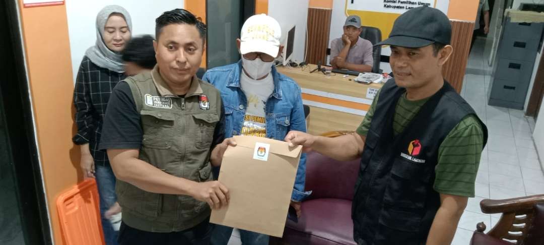 Persiapan KPU Lamongan hendak mengirim berkas hasil penghitungan akhir ke KPU Jawa Timur (Foto : Imron Rosidi/ngopibareng.id)