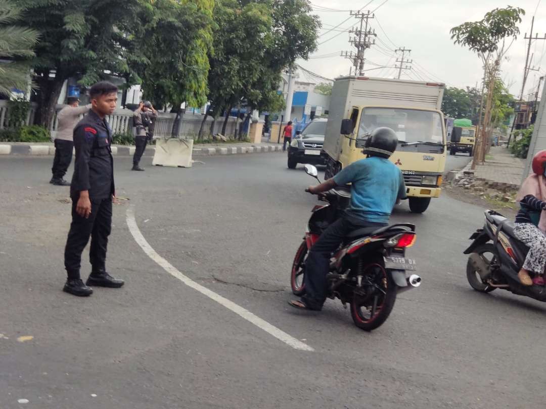 Lokasi menuju Asrama Brimob Jalan Gresik Kota Surabaya ditutup, pada Senin 4 Maret 2024. (Foto: Fariz Yarbo/ngopibareng.id)