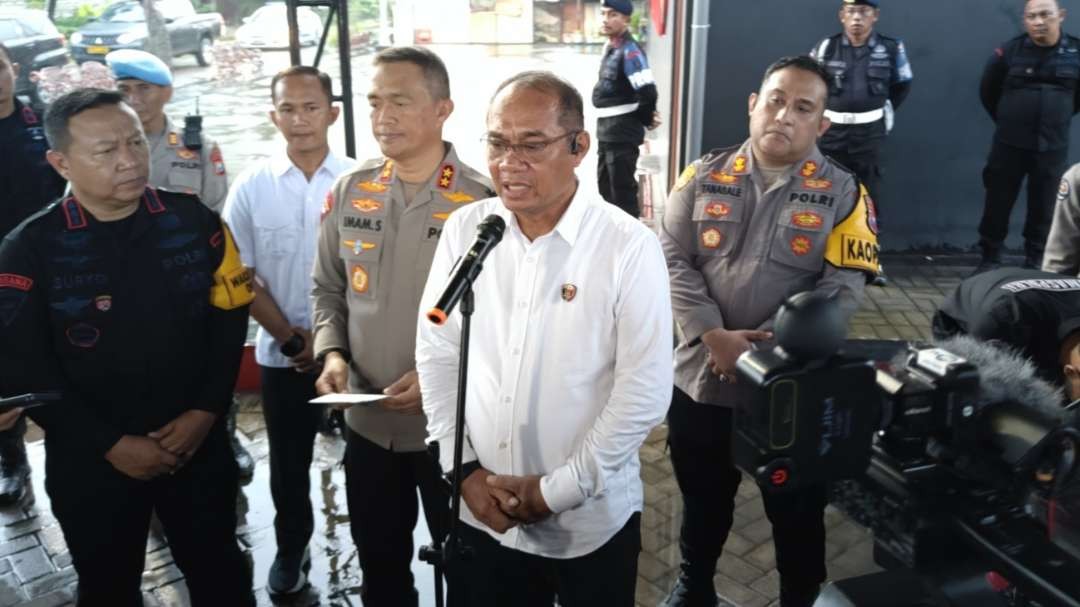 Kabid Labfor Polda Jatim, Kombes Pol Sodiq Pratomo menjelaskan pemicu ledakan di Mako Brimob Polda Jatim, Surabaya. (Foto: Fariz Yarbo/Ngopibareng.id)