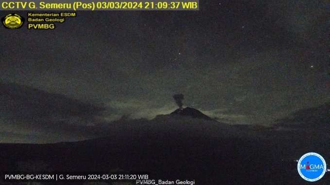 Penampakan Gunung Semeru pada Minggu malam 3 Maret hingga Senin dini hari 4 Maret 2024. (Info semeru)