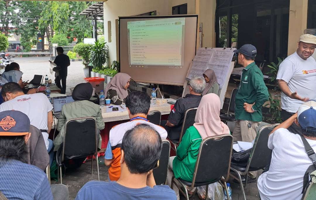 Suasana pencermatan di Kecamatan Sukolilo, kecurigaan pengelembungan suara. (Foto: Pita Sari/Ngopibareng.id)