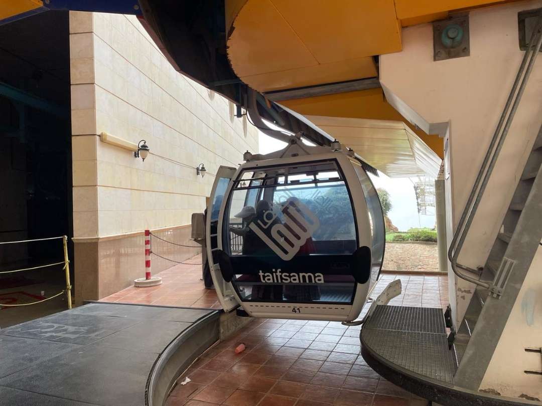 Wahana Gondola di Kota Taif per orang bayarnya SR 100 atau sekitar Rp 450 ribu bolak-balik atau naik turun. 