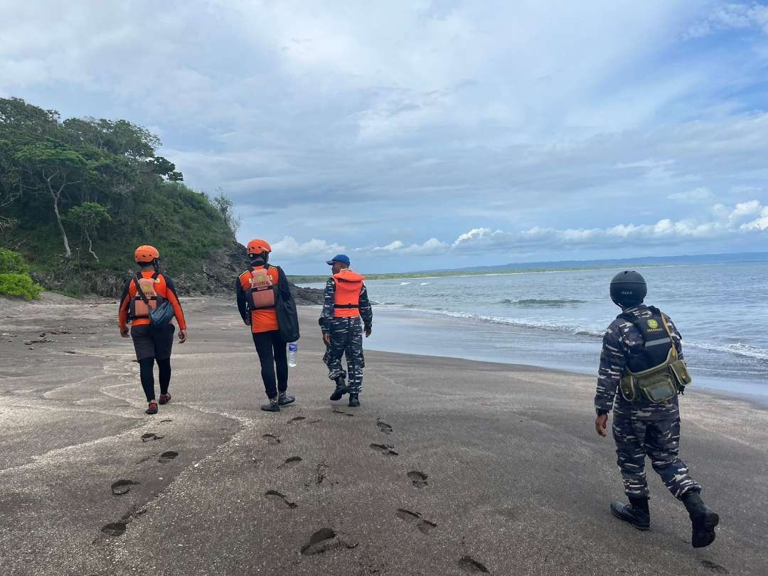 Petugas melakukan penyisiran di sepanjang pantai Grajagan (foto: Basarnas Banyuwangi)