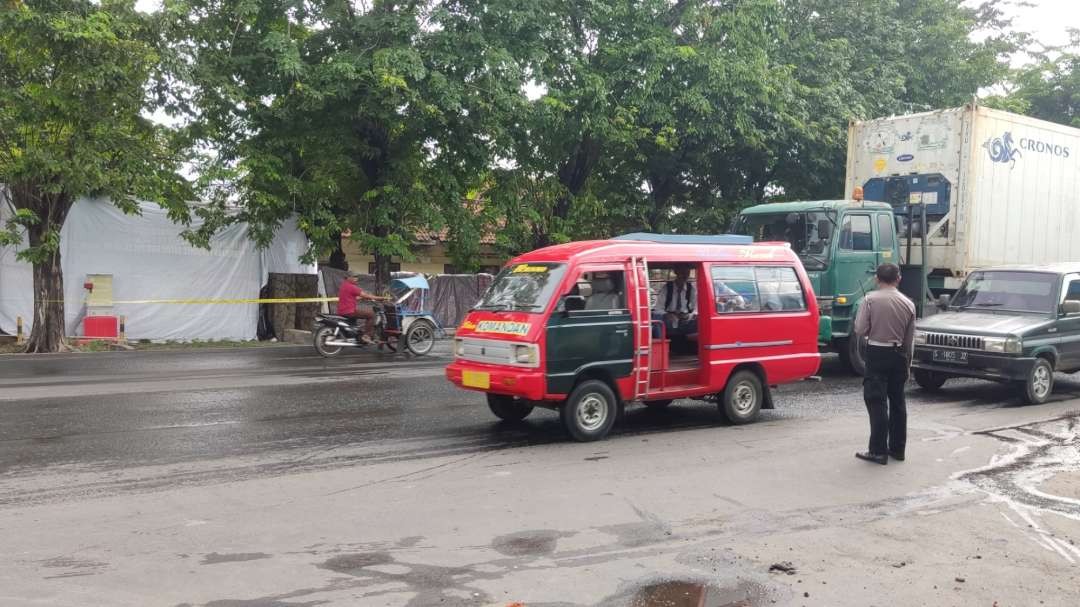 Pengendara melintasi depan lokasi kejadian ledakan di Mako Brimob Polda Jatim, Surabaya, Senin 4 Maret 2024. (Foto: Fariz Yarbo/Ngopibareng.id)