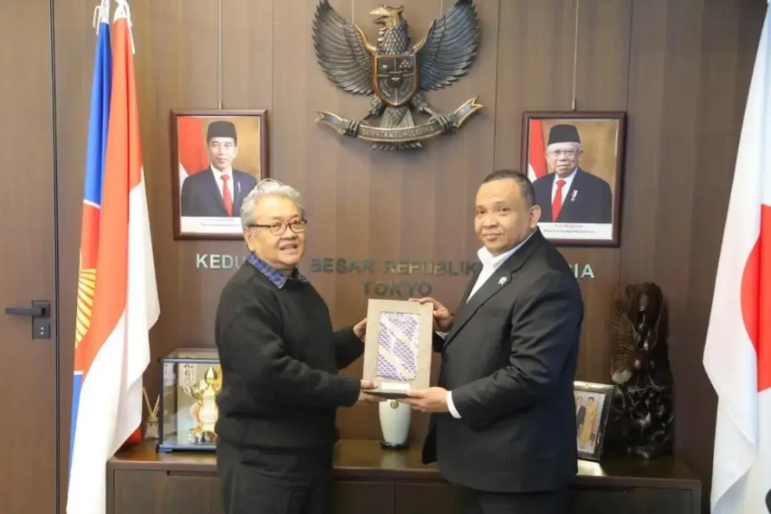 Wamenaker Afriansyah Noor bertemu Dubes Indonesia untuk Jepang Heri Akhmadi membahas program pemagangan dan perluasan kesempatan kerja di Tokyo. (Foto: Dok KBRI Tokyo)