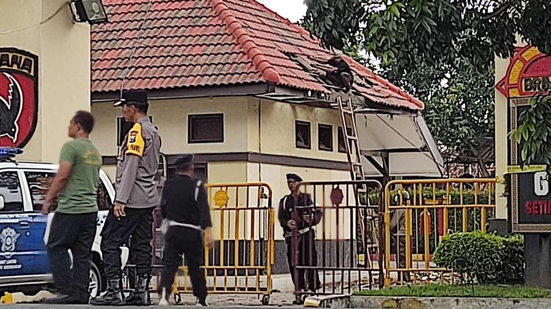 Petugas saat berjaga di Mako Brimob usai ledakan. (Foto: Fariz Yarbo/Ngopibareng.id)