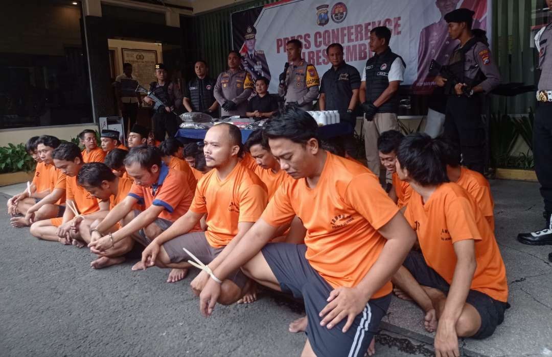 Sebagian tersangka kasus narkotika, okerbaya, dan miras yang ditangkap Polres Jember dalam waktu satu bulan (Foto: Rusdi/Ngopibareng.id)