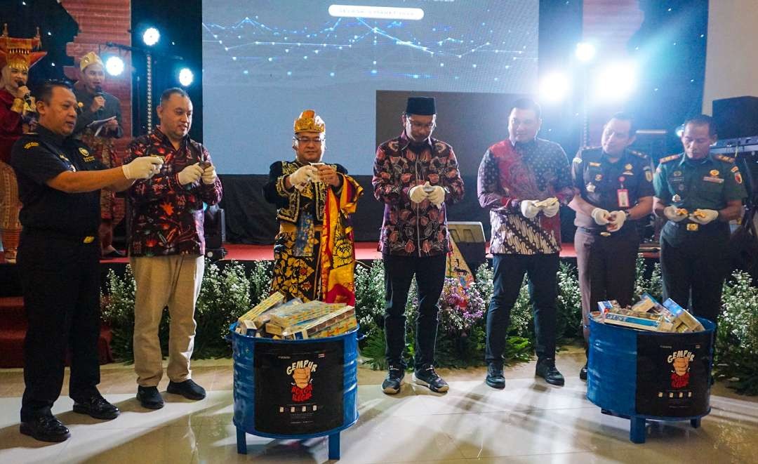 Simbolis pemusnahan produk ilegal di kantor Bea Cukai Sidoarjo (Foto : Aini/Ngopibareng.id)