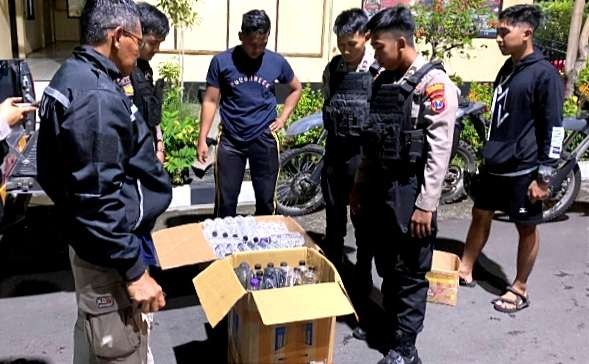 Dua kardus berisi 189 botol miras arak siap edar disita Polres Situbondo. (Foto: Dokumen Humas Polres Situbondo)