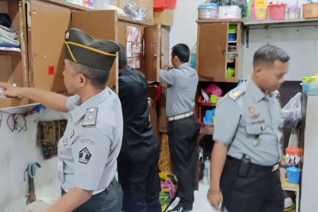 Petugas melakukan penggeledahan di blok hunian Lapas Banyuwangi (Foto : istimewa)