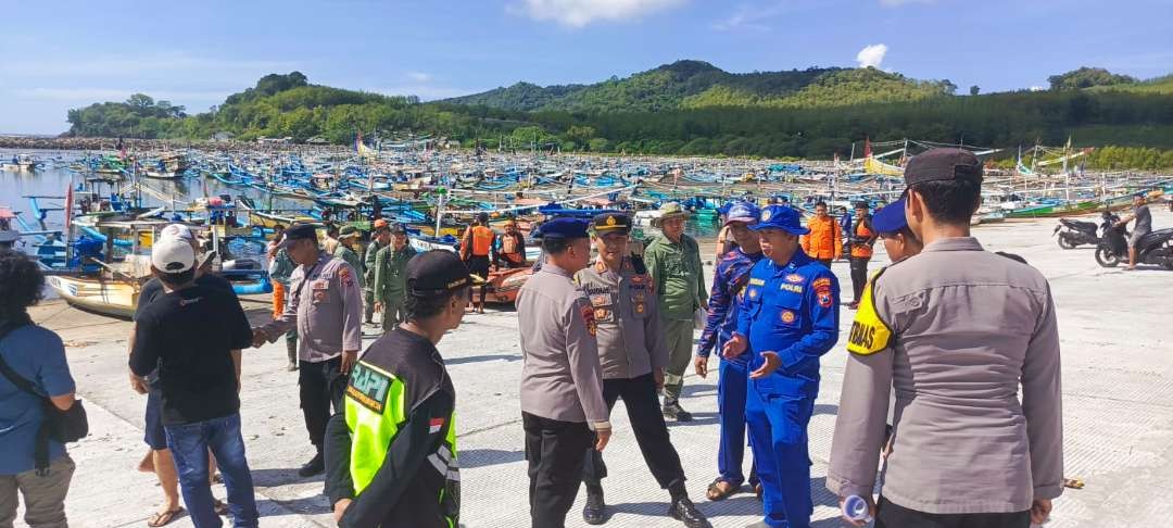 Tim SAR gabungan berkoordinasi saat proses evakuasi korban (foto: istimewa)