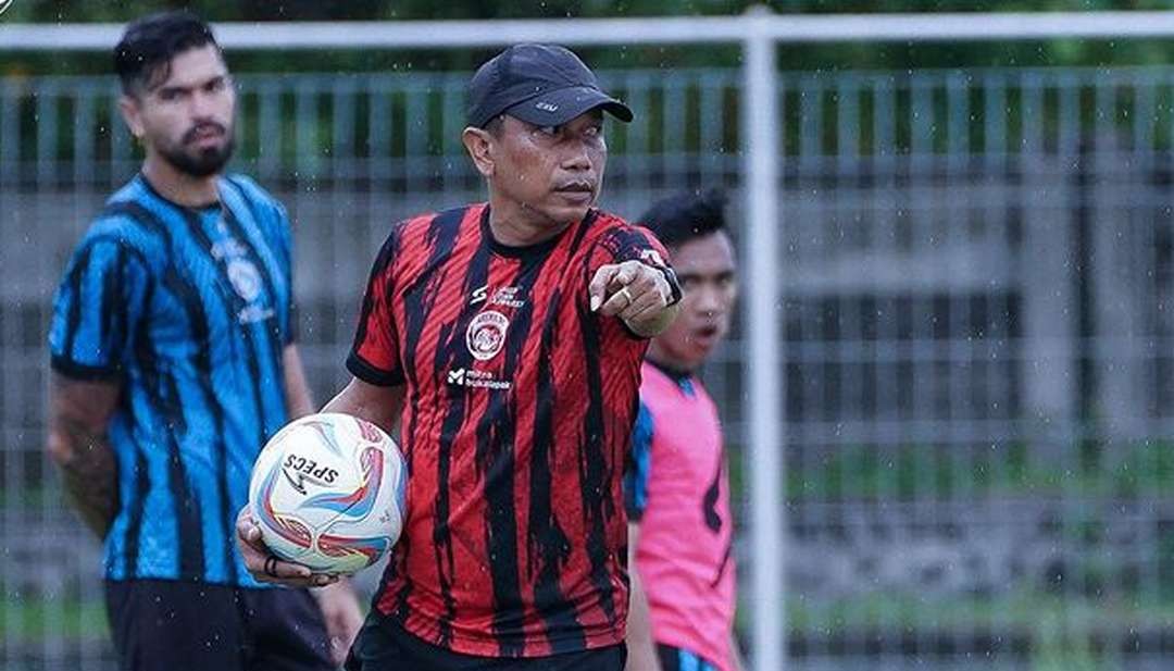 Pelatih Arema FC, Widodo Cahyono Putro, saat memimpin latihan. (Foto: Dokumentasi Arema FC)